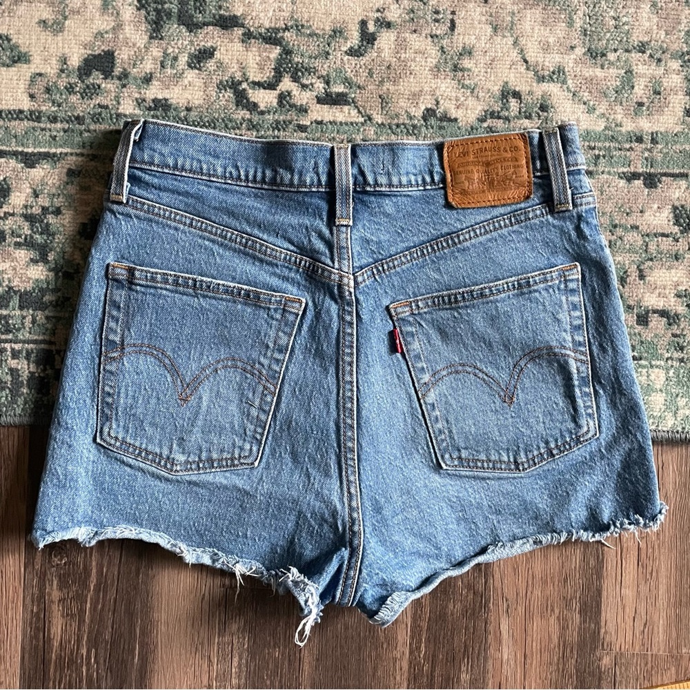 Levi’s Levi Strauss Medium Wash Ribcage Cut Off Jean Denim Shorts Button Fly - Picture 9 of 10